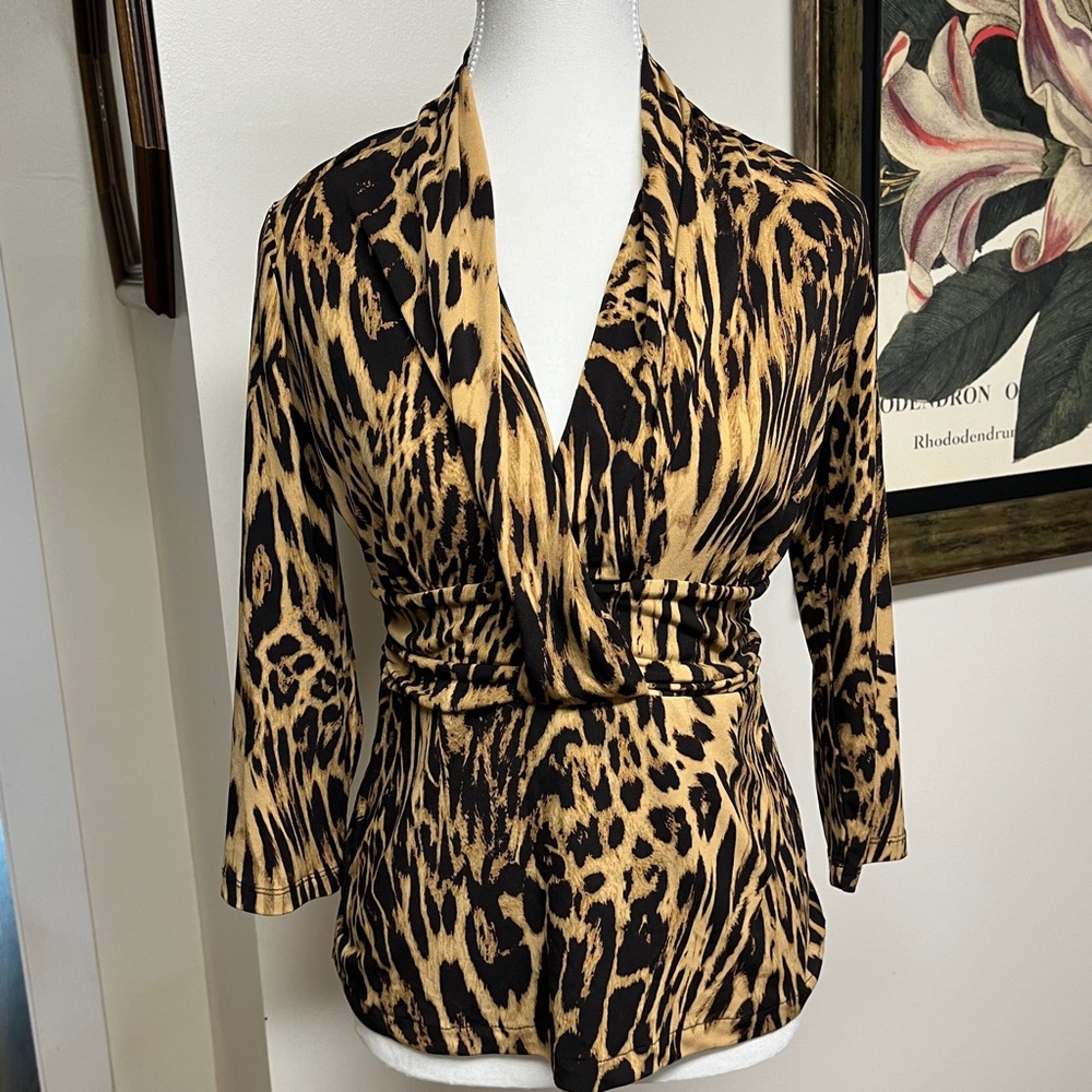 New York & Co stretch animal Print blouse, EUC sz Sm, form fitting, P2P 18.5”